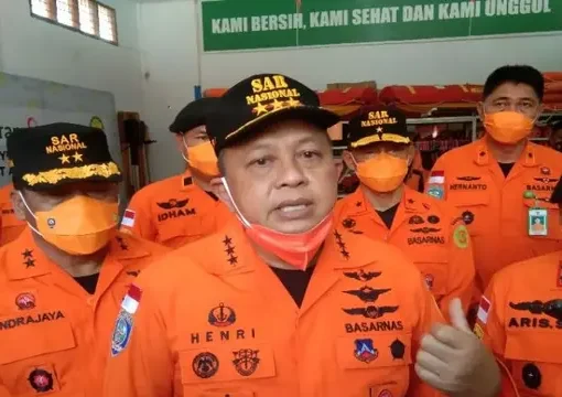 Kepala Basarnas RI Marsekal Madya TNI Henri Alfiandi saat diwawancara di sela-sela kunjungan kerja di Kantor Basarnas Kendari, Kota Kendari, Sulawesi Tenggara, Sabtu (19/3/2022).
