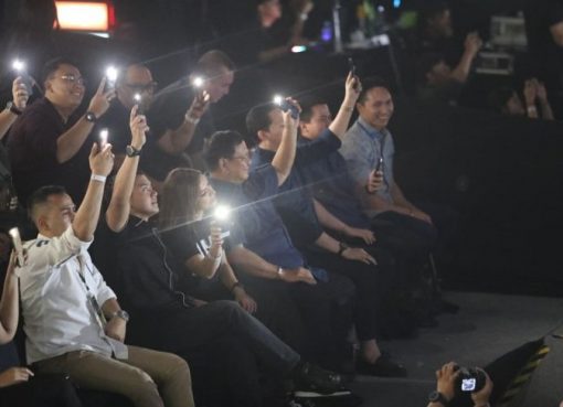 Menteri Pertahanan Prabowo Subianto nikmati malam minggu dengan menonton Konser 3 Dekade Perjalanan Cinta Ari Lasso di Tennis Indoor Senayan, Jakarta, Sabtu (8/7/2023) malam.