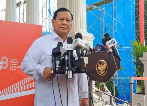 Menteri Pertahanan Prabowo Subianto memberikan keterangan pers setelah bertemu Presiden Joko Widodo di Istana Kepresidenan, Jakarta, Senin (10/7/2023).