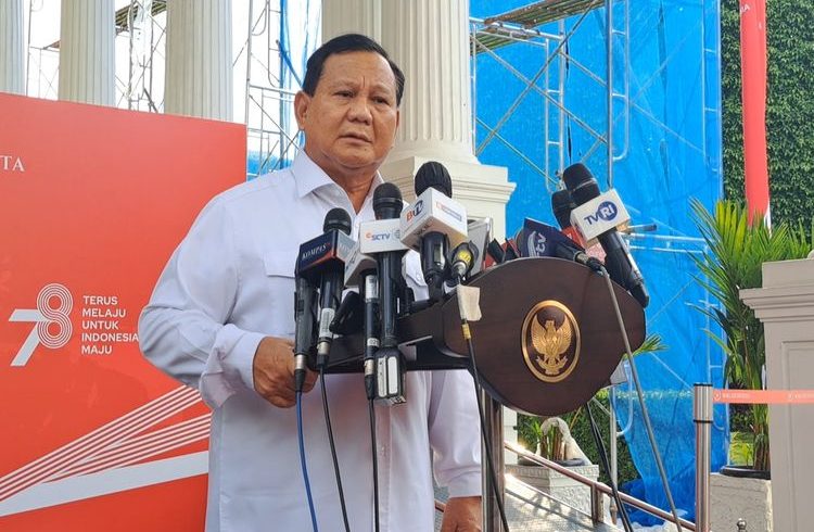 Menteri Pertahanan Prabowo Subianto memberikan keterangan pers setelah bertemu Presiden Joko Widodo di Istana Kepresidenan, Jakarta, Senin (10/7/2023).