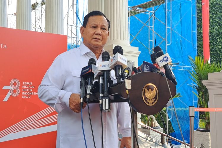 Menteri Pertahanan Prabowo Subianto memberikan keterangan pers setelah bertemu Presiden Joko Widodo di Istana Kepresidenan, Jakarta, Senin (10/7/2023).