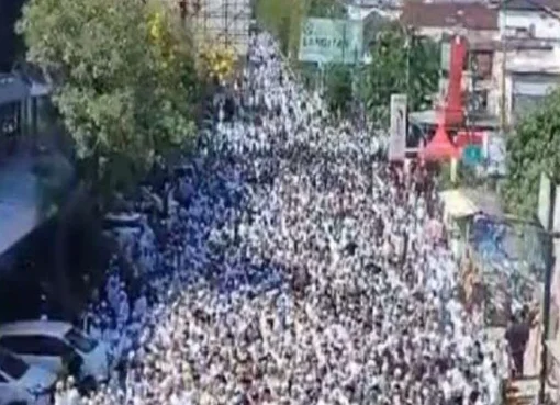 Ribuan orang mengiringi pemakaman KH Abdullah Munif Langitan di Tuban, Jatim.