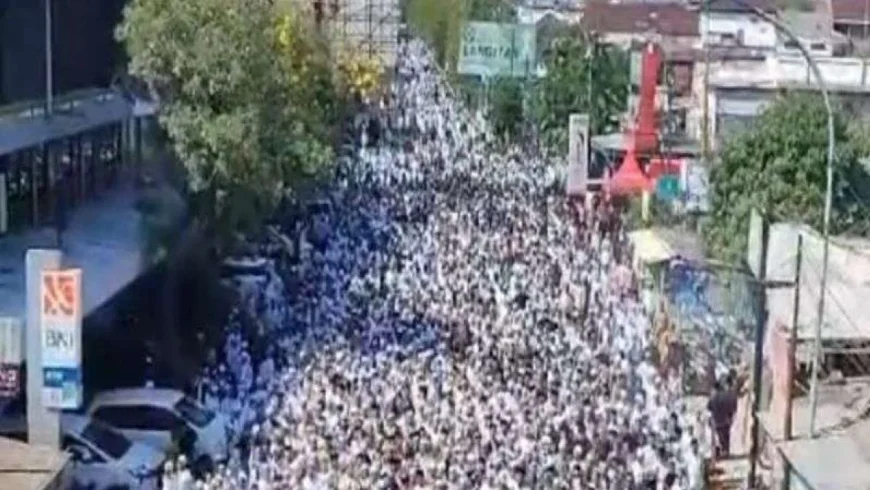 Ribuan orang mengiringi pemakaman KH Abdullah Munif Langitan di Tuban, Jatim.
