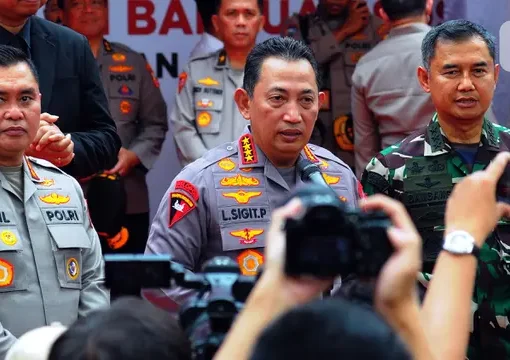 Kapolri Jenderal Listyo Sigit Prabowo (tengah) melepas distribusi paket bantuan sosial dalam rangka Bulan Bakti Polri Presisi di Lapangan Bhayangkara, Jakarta, Senin (19/6/2023).