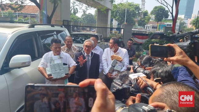 Maqdir Ismail, pengacara yang mengembalikan duit korupsi BTS Rp27 miliar sebelumnya pernah menangani sejumlah kasus, termasuk kasus korupsi Setya Novanto. Maqdir Ismail mengembalikan duit korupsi BTS Rp27 miliar sebelumnya pernah menangani sejumlah kasus.