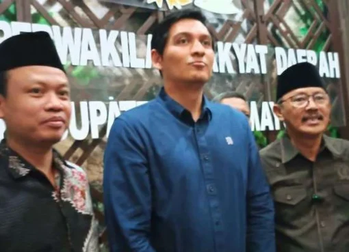Ketua DPRD Kabupaten Indramayu Saefudin (kanan) bersama Wakil Bupati Lucky Hakim memberi keterangan kepada media di Indramayu, Selasa, 27 Februari 2023.