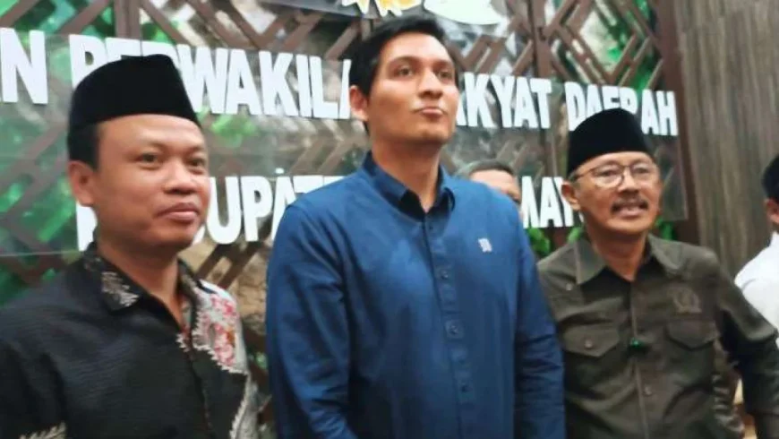 Ketua DPRD Kabupaten Indramayu Saefudin (kanan) bersama Wakil Bupati Lucky Hakim memberi keterangan kepada media di Indramayu, Selasa, 27 Februari 2023.