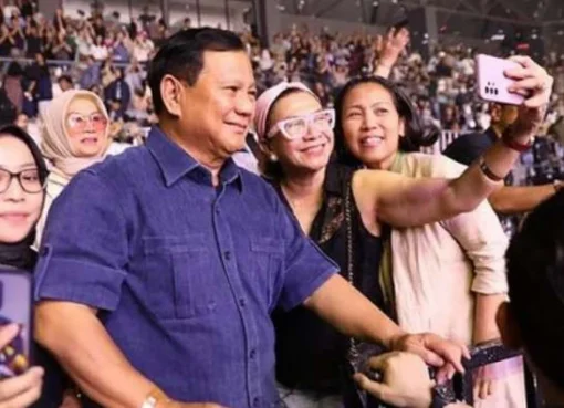 Menhan Prabowo Subianto saat nonton konser Ari Lasso di Tenis Indoor Senayan.