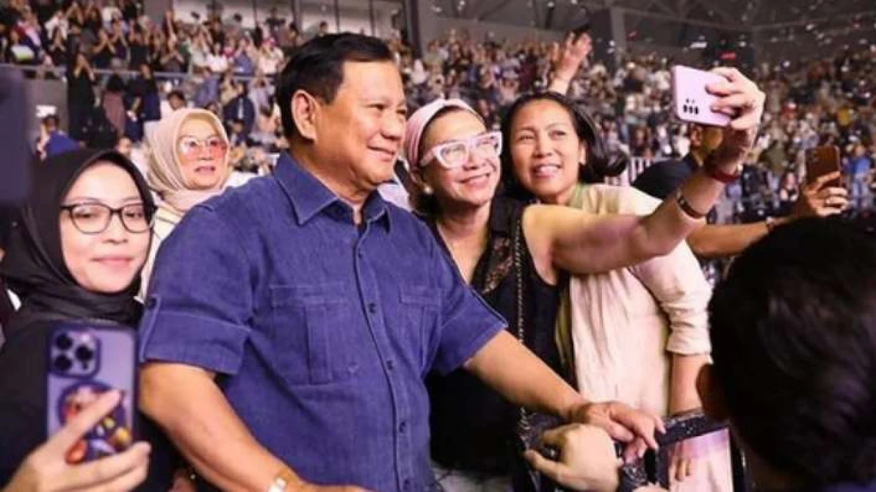 Menhan Prabowo Subianto saat nonton konser Ari Lasso di Tenis Indoor Senayan.