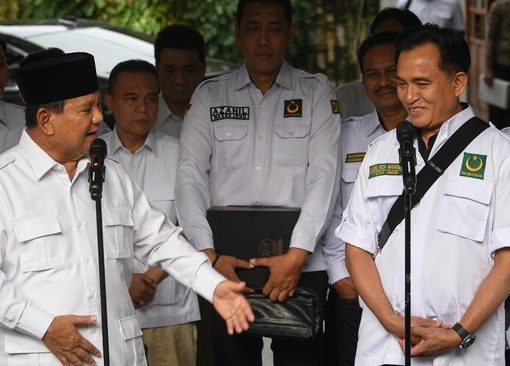Ketua Umum Partai Gerindra Prabowo Subianto bersama Ketua Umum Partai Bulan Bintang (PBB) Yusril Ihza Mahendra.