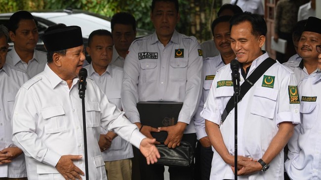 Ketua Umum Partai Gerindra Prabowo Subianto bersama Ketua Umum Partai Bulan Bintang (PBB) Yusril Ihza Mahendra.