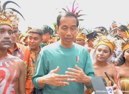 Presiden Joko Widodo memberikan keterangan pers usai meresmikan Papua Street Carnival di Jayapura, Papua, Jumat (7/7/2023)