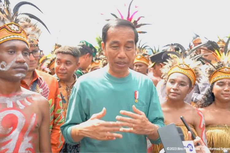Presiden Joko Widodo memberikan keterangan pers usai meresmikan Papua Street Carnival di Jayapura, Papua, Jumat (7/7/2023)