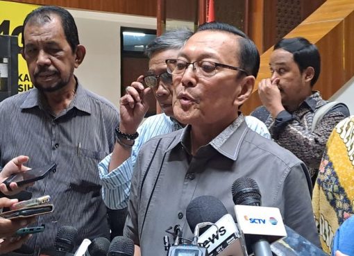 Wakil Ketua Umum Dewan Pimpinan Sentral Organisasi Karyawan Swadiri (Soksi) Lawrence TP Siburian menjadi politikus senior pertama yang dipanggil Dewan Etik, kemarin. Sementara hari ini, Dewan Etik kembali menjadwalkan pemanggilan anggota Dewan Pakar Golkar, Ridwan Hisjam.