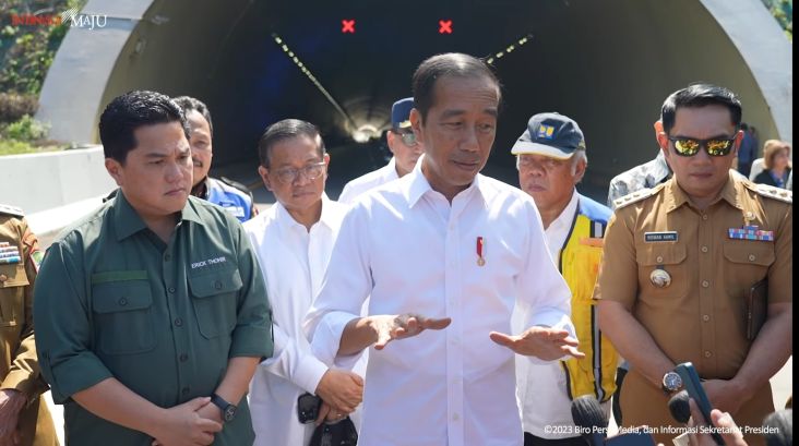 Presiden Joko Widodo (Jokowi) telah mengantongi beberapa nama sosok calon Penjabat (Pj) Gubernur Jawa Barat. Gubernur Jawa Barat saat ini Ridwan Kamil (kanan) akan habis masa jabatannya pada 5 September 2023.