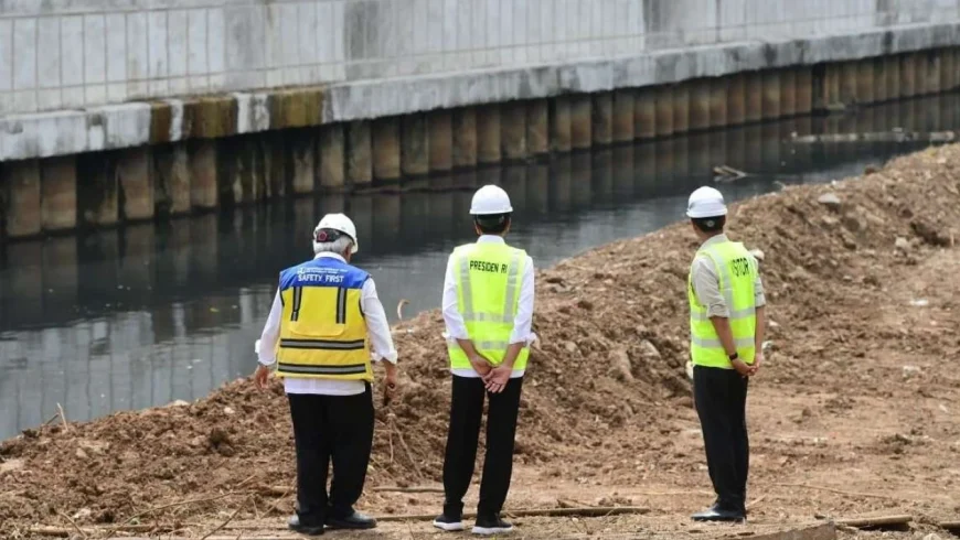 Presiden Joko Widodo, Menteri PUPR, Pj Gubernur DKI di Proyek Sodetan Ciliwung.