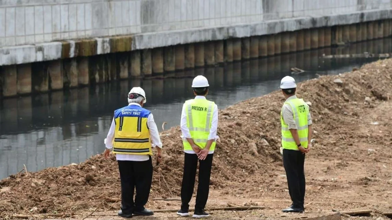 Presiden Joko Widodo, Menteri PUPR, Pj Gubernur DKI di Proyek Sodetan Ciliwung.
