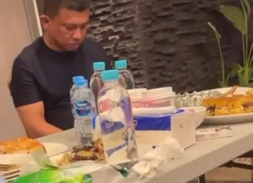 Akbar Pera Baharudin alias Ajudan Pribadi mengungah story Ferdy Sambo tengah duduk di meja makan.
