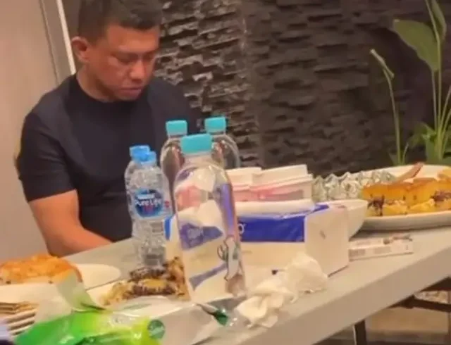 Akbar Pera Baharudin alias Ajudan Pribadi mengungah story Ferdy Sambo tengah duduk di meja makan.