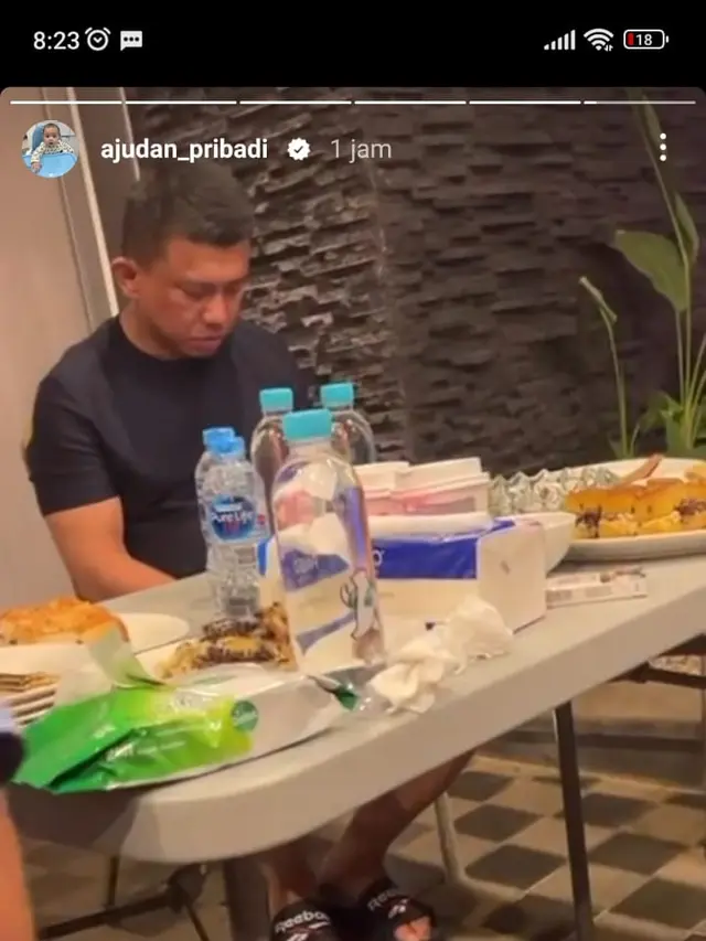 Akbar Pera Baharudin alias Ajudan Pribadi mengungah story Ferdy Sambo tengah duduk di meja makan.