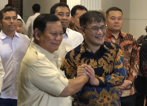 Ketua Umum Partai Gerindra Prabowo Subianto bertemu dengan politikus PDI-P Budiman Sudjatmiko.