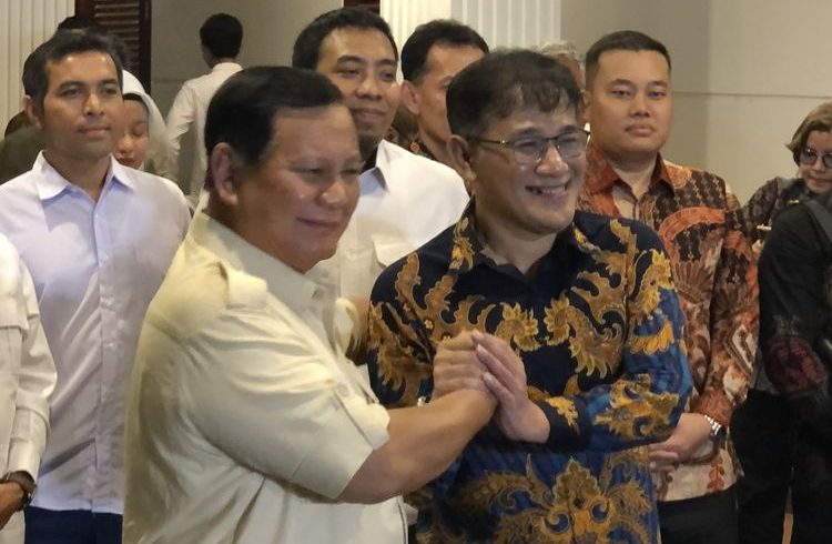 Ketua Umum Partai Gerindra Prabowo Subianto bertemu dengan politikus PDI-P Budiman Sudjatmiko.