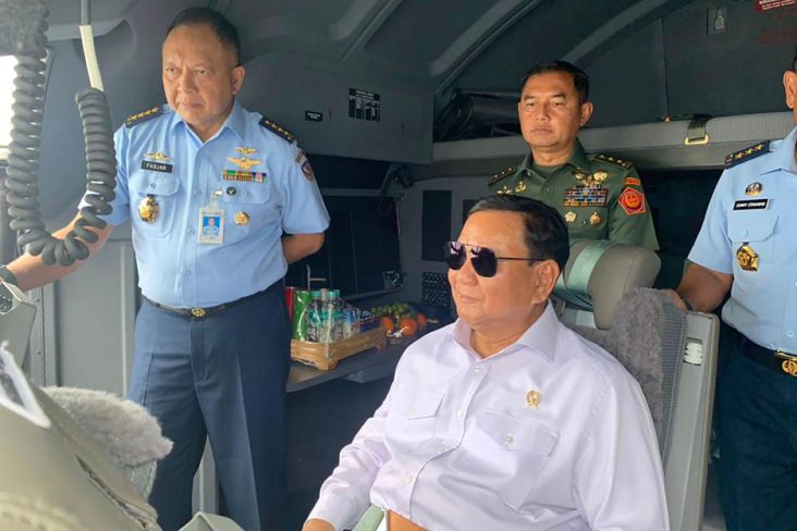 Menhan Prabowo Subianto bersama KSAU Marsekal Fadjar Prasetyo saat menjajal Pesawat C-130 J Super Hercules yang baru diserahkan.