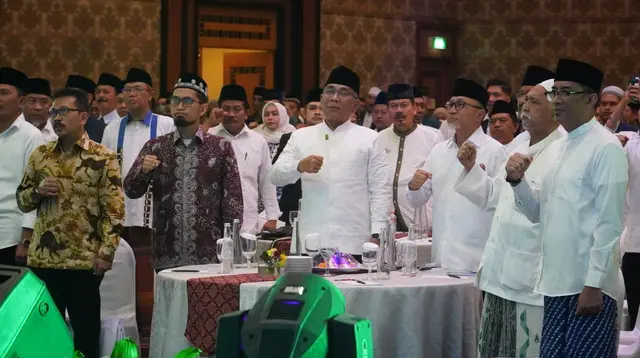 Ketua Umum (Ketum) Partai Amanat Nasional (PAN) Zulkifli Hasan atau Zulhas dan Ketua Umum PBNU, Yahya Cholil Staquf atau Gus Yahya mengumpulkan warga Muhammadiyah dan NU di Surabaya dalam rangka Simposium 1 Abad NU.