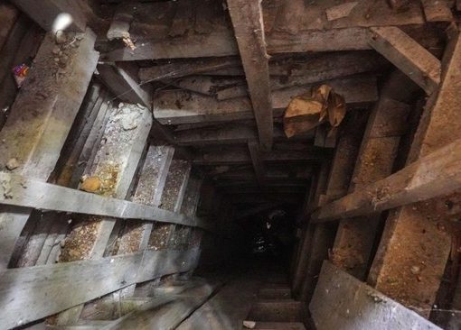Delapan pekerja tambang emas di Banyumas Jawa Tengah terjebak dalam lubang tambang sejak Selasa (25/7).