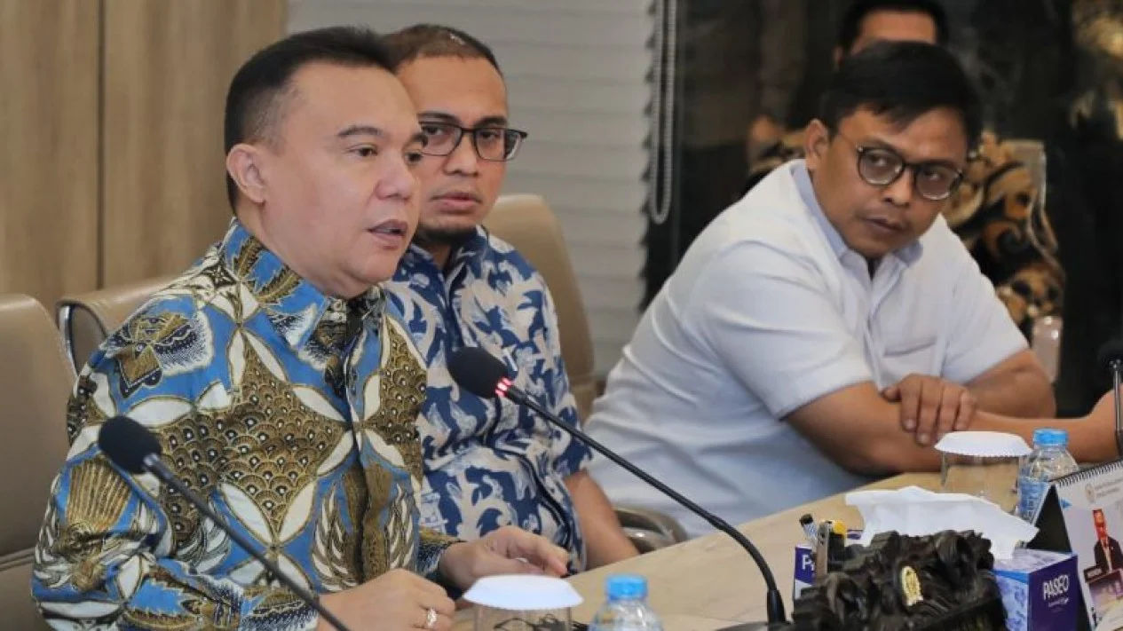 Ketua Harian DPP Gerindra Sufmi Dasco Ahmad (kiri).