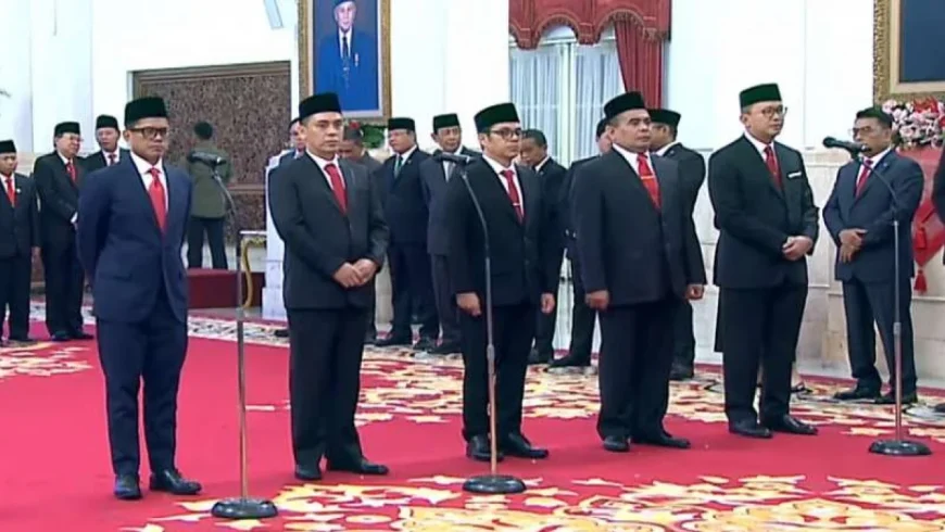 Presiden Jokowi melantik lima wakil menteri baru di Istana Negara, Senin (17/7).