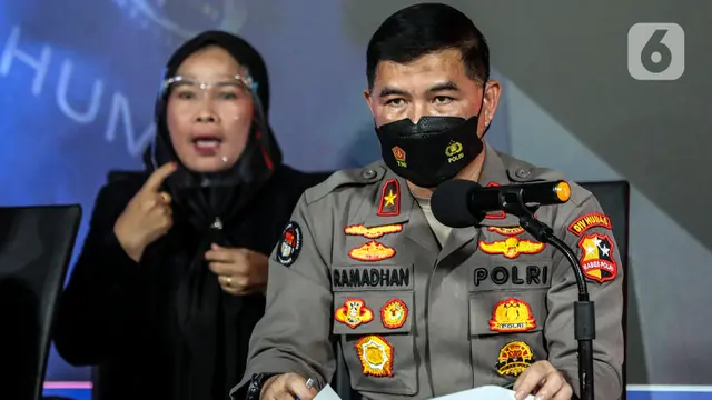 Karo Penmas Polri Brigjen Ahmad Ramadhan memberikan keterangan perkembangan terbaru penyidikan kasus penyelewengan dana kemanusiaan lembaga Aksi Cepat Tanggap (ACT) di Gedung Humas Polri, Jakarta Selatan, Senin (25/7/2022). Adapun ACT belakangan menuai sorotan lantaran adanya penyelewengan dana donasi umat yang diduga untuk kepentingan pribadi para pejabat yayasan kemanusiaan tersebut.