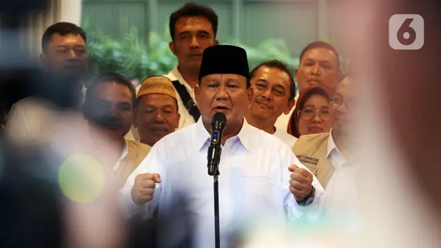 Ketua Umum Partai Gerindra Prabowo Subianto bersama relawan Jokowi Mania (Joman) menyampaikan keterangan pers usai melakukan pertemuan di Rumah Kertanegara, Jakarta, Kamis (16/2/2023). Dalam pertemuan tersebut, relawan Joman sepakat mendukung Prabowo Subianto untuk Pilpres 2024 dan bertransformasi menjadi Prabowo Mania 08.