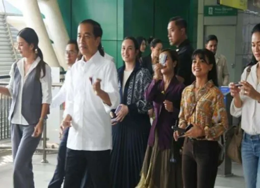 Presiden Jokowi bersama artis dan influencer jajal LRT Jabodebek.