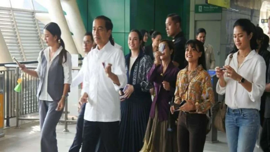 Presiden Jokowi bersama artis dan influencer jajal LRT Jabodebek.