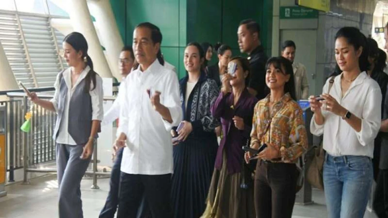 Presiden Jokowi bersama artis dan influencer jajal LRT Jabodebek.