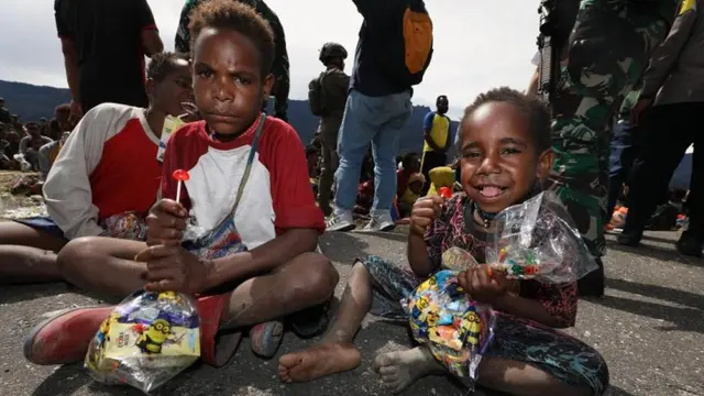 Bantuan kepada korban bencana cuaca ekstrem, kekeringan dan cuaca dingin ekstrem akhirnya tiba di Distrik Sinak, Kabupaten Puncak, Provinsi Papua Tengah, Kamis (3/8/2023), yang mana membuat anak-anak tersenyum menyambut makanan dan mainan.