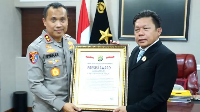 Direktur Eksekutif Lemkapi Edi Saputra Hasibuan memberikan apresiasi dan penghargaan Presisi Award kepada Divisi Propam Polri.
