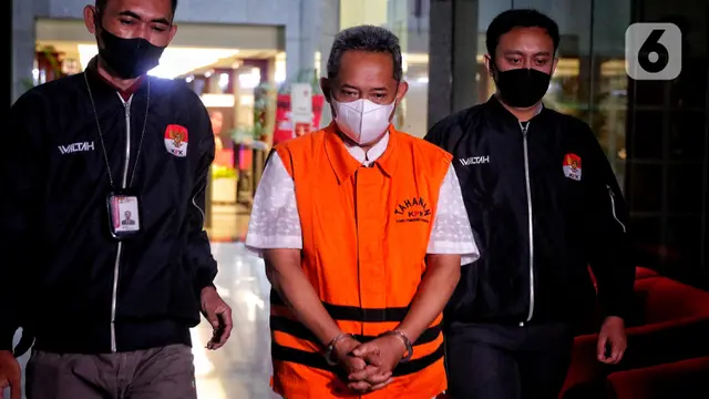 Wali Kota Bandung Yana Mulyana (tengah) berjalan menuju mobil tahanan usai ditetapkan sebagai tersangka pasca terjaring OTT di Gedung Merah Putih Komisi Pemberantasan Korupsi (KPK), Jakarta, Minggu (16/4/2023) dinihari.