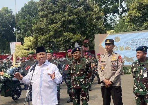 Menhan Prabowo Subianto menyerahkan 100 unit motor trail berbahan bakar listrik, kepada TNI AD, TNI AL, TNI AU, dan Polri.