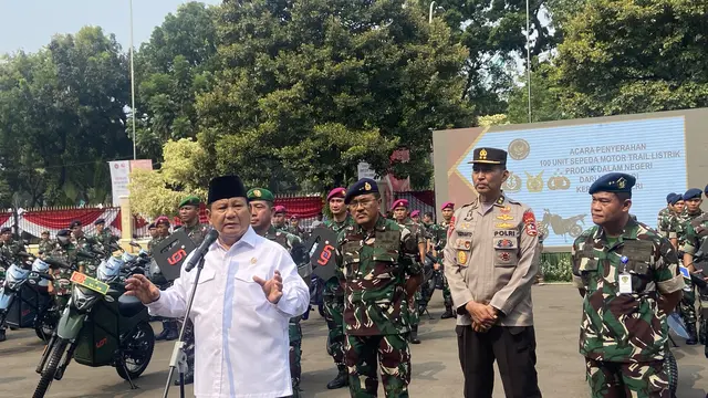 Menhan Prabowo Subianto menyerahkan 100 unit motor trail berbahan bakar listrik, kepada TNI AD, TNI AL, TNI AU, dan Polri.