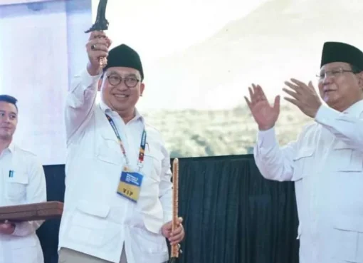 Prabowo Subianto beri keris kepada Waketum Gerindra Fadli Zon.