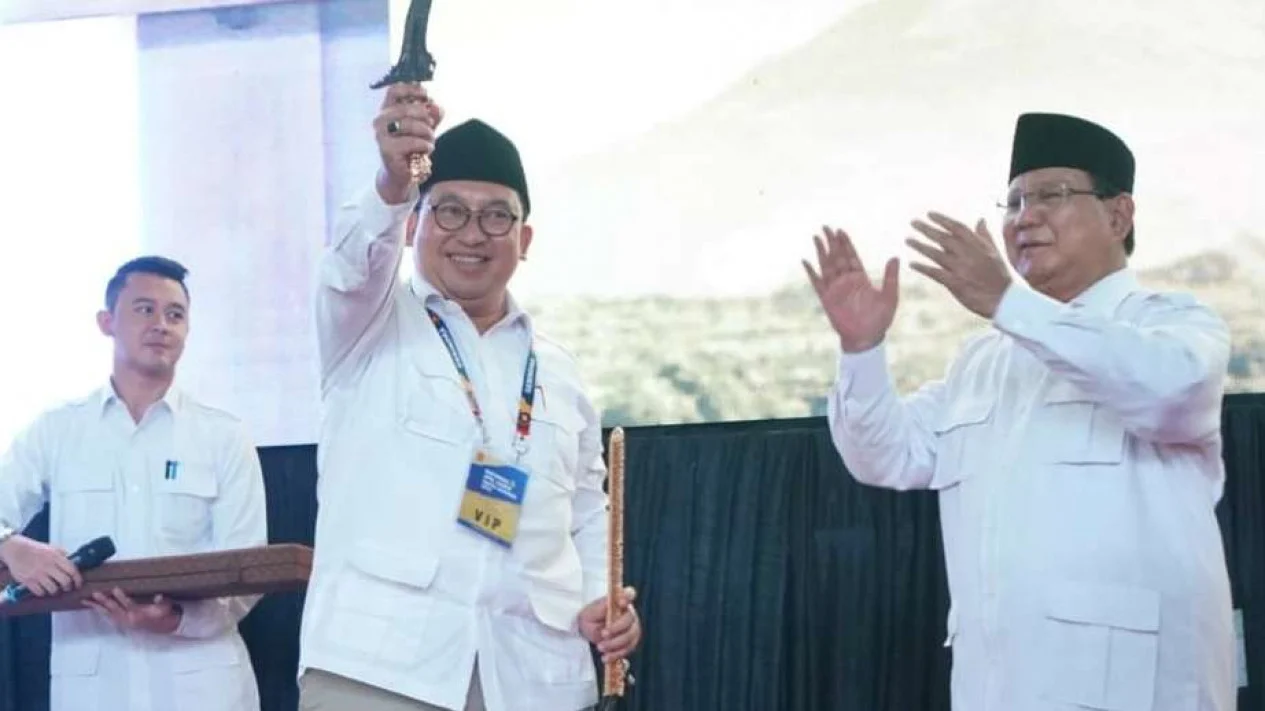 Prabowo Subianto beri keris kepada Waketum Gerindra Fadli Zon.