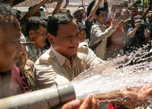 Menteri Pertahanan Prabowo Subianto (tengah) menyapa warga saat peresmian bantuan sumur bor di Desa Wareng, Wonosari, Gunungkidul, DI Yogyakarta, Rabu (9/8/2023).