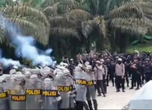 Bentrok karyawan perkebunan sawit dengan aparat di Bengkayang, Kalbar.