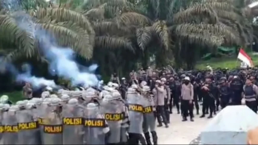 Bentrok karyawan perkebunan sawit dengan aparat di Bengkayang, Kalbar.