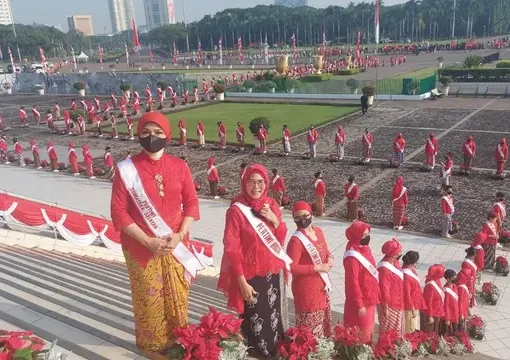 Barisan perempuan berkebaya dari perkumpulan Pertiwi Indonesia berdiri di sepanjang anak tangga Monumen Nasional (Monas), Jakarta, Rabu (17/8/2022).