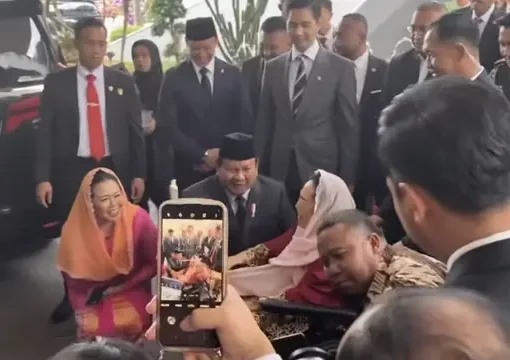 Ketua Umum Partai Gerindra Prabowo Subianto bertemu dan mengobrol dengan istri Gus Dur, Sinta Nuriyah, dan putrinya Yenny Wahid.