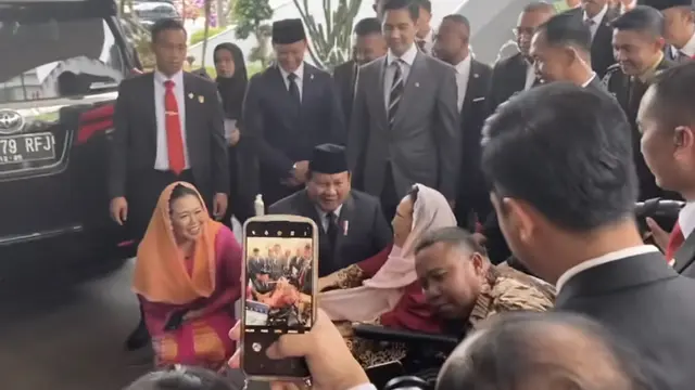 Ketua Umum Partai Gerindra Prabowo Subianto bertemu dan mengobrol dengan istri Gus Dur, Sinta Nuriyah, dan putrinya Yenny Wahid.