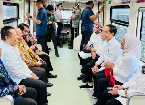 Presiden Jokowi bersama sejumlah kepala lembaga negara naik LRT Jabodebek.